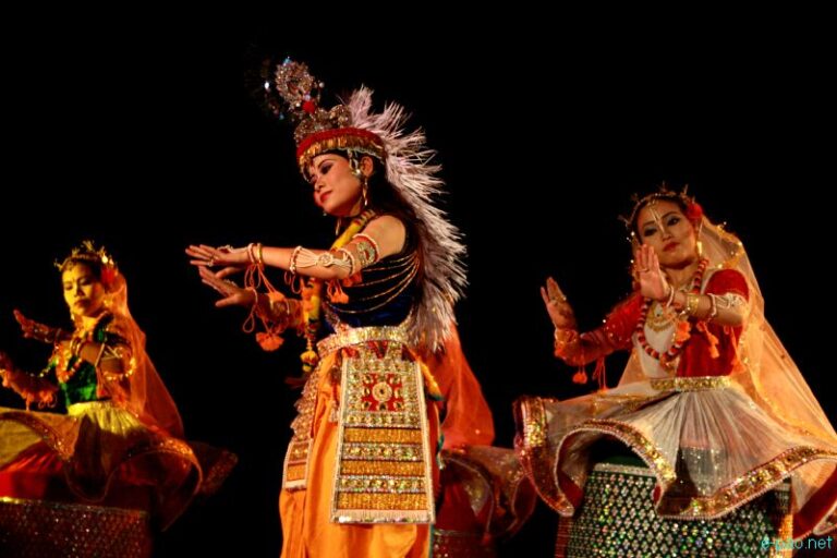 মনিপুরী নৃত্য : মন্ডপের গন্ডি থেকে মঞ্চে উপস্থাপনা